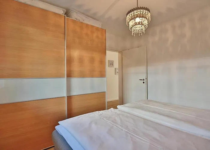 Am Am Strandallee 48 03 *